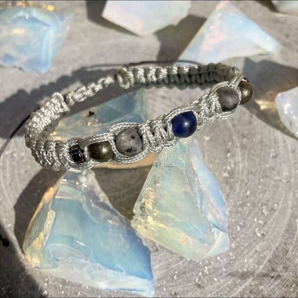 Armbnd Merkur, hndlavet af Krystal Oasen med sodalit, larvikit, pyrit og hmatit. Justerbar knyttesnor i lysegr, ca. 7 mm bredt.