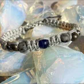 Armb�nd Merkur, h�ndlavet af Krystal Oasen med sodalit, larvikit, pyrit og h�matit. Justerbar knyttesnor i lysegr�, ca. 7 mm bredt.