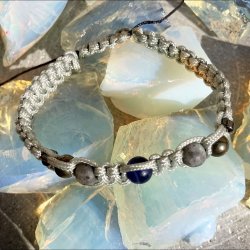 Armbnd Merkur, hndlavet af Krystal Oasen med sodalit, larvikit, pyrit og hmatit. Justerbar knyttesnor i lysegr, ca. 7 mm bredt.