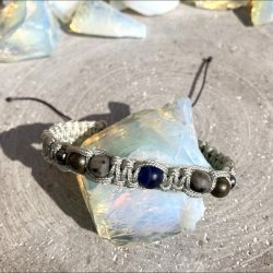 Armbnd Merkur, hndlavet af Krystal Oasen med sodalit, larvikit, pyrit og hmatit. Justerbar knyttesnor i lysegr, ca. 7 mm bredt.