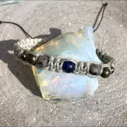 Armbnd Merkur, hndlavet af Krystal Oasen med sodalit, larvikit, pyrit og hmatit. Justerbar knyttesnor i lysegr, ca. 7 mm bredt.