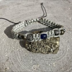 Armbnd Merkur, hndlavet af Krystal Oasen med sodalit, larvikit, pyrit og hmatit. Justerbar knyttesnor i lysegr, ca. 7 mm bredt.