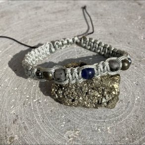 Armbnd Merkur, hndlavet af Krystal Oasen med sodalit, larvikit, pyrit og hmatit. Justerbar knyttesnor i lysegr, ca. 7 mm bredt.