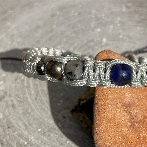 Armbnd Merkur, hndlavet af Krystal Oasen med sodalit, larvikit, pyrit og hmatit. Justerbar knyttesnor i lysegr, ca. 7 mm bredt.