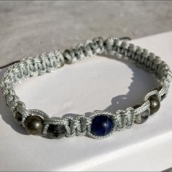 Armbnd Merkur, hndlavet af Krystal Oasen med sodalit, larvikit, pyrit og hmatit. Justerbar knyttesnor i lysegr, ca. 7 mm bredt.