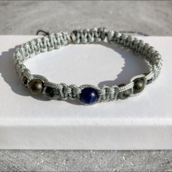 Armbnd Merkur, hndlavet af Krystal Oasen med sodalit, larvikit, pyrit og hmatit. Justerbar knyttesnor i lysegr, ca. 7 mm bredt.