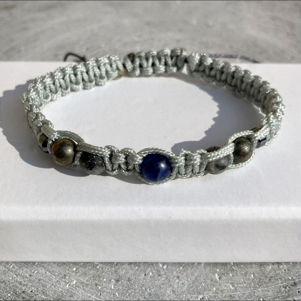 Armbnd Merkur, hndlavet af Krystal Oasen med sodalit, larvikit, pyrit og hmatit. Justerbar knyttesnor i lysegr, ca. 7 mm bredt.