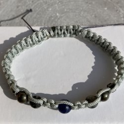 Armbnd Merkur, hndlavet af Krystal Oasen med sodalit, larvikit, pyrit og hmatit. Justerbar knyttesnor i lysegr, ca. 7 mm bredt.