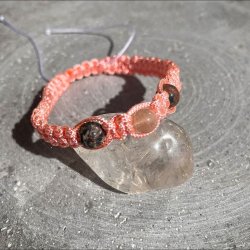 Armbnd hndlavet Capella, knyttet i laksefarvet snor med en mnesten og to rde leopard jaspis