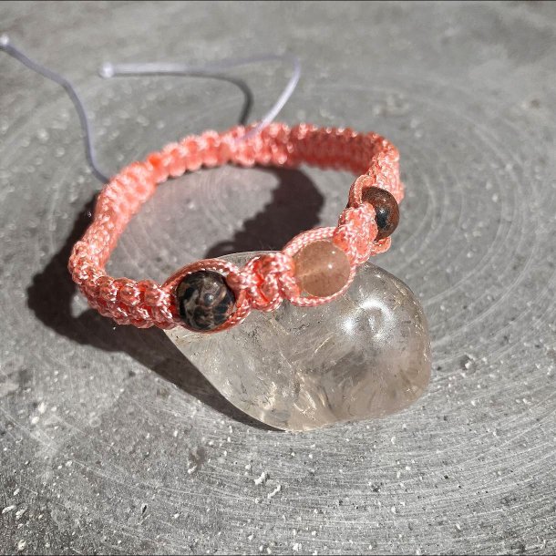 Armbnd hndlavet Capella, knyttet i laksefarvet snor med en mnesten og to rde leopard jaspis