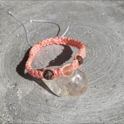 Armbnd hndlavet Capella, knyttet i laksefarvet snor med en mnesten og to rde leopard jaspis