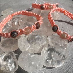 Armbnd hndlavet Capella, knyttet i laksefarvet snor med en mnesten og to rde leopard jaspis