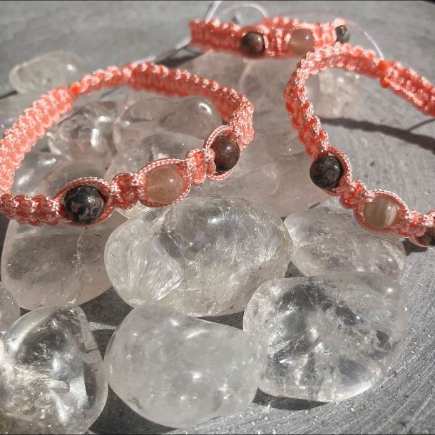 Armbnd hndlavet Capella, knyttet i laksefarvet snor med en mnesten og to rde leopard jaspis