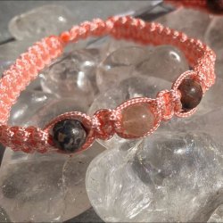 Armbnd hndlavet Capella, knyttet i laksefarvet snor med en mnesten og to rde leopard jaspis