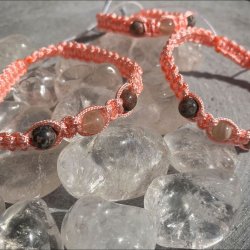 Armbnd hndlavet Capella, knyttet i laksefarvet snor med en mnesten og to rde leopard jaspis