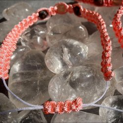 Armbnd hndlavet Capella, knyttet i laksefarvet snor med en mnesten og to rde leopard jaspis