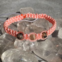 Armbnd hndlavet Capella, knyttet i laksefarvet snor med en mnesten og to rde leopard jaspis