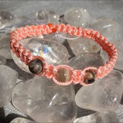 Armbnd hndlavet Capella, knyttet i laksefarvet snor med en mnesten og to rde leopard jaspis