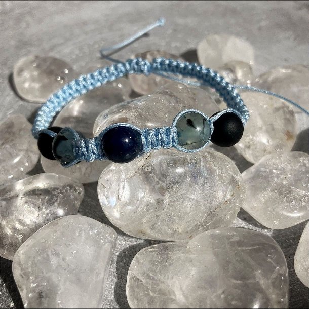Armbnd, hndlavet af Krystal Oasen med lapis lazuli (8,5 mm), bl dragon vein (8 mm) og mat sort agat (8 mm). Justerbar lysebl nylonsnor, ca. 4,5 mm bredt.