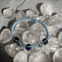 Armbnd, hndlavet af Krystal Oasen med lapis lazuli (8,5 mm), bl dragon vein (8 mm) og mat sort agat (8 mm). Justerbar lysebl nylonsnor, ca. 4,5 mm bredt.