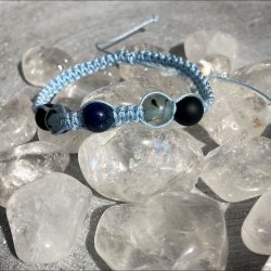 Armbnd, hndlavet af Krystal Oasen med lapis lazuli (8,5 mm), bl dragon vein (8 mm) og mat sort agat (8 mm). Justerbar lysebl nylonsnor, ca. 4,5 mm bredt.