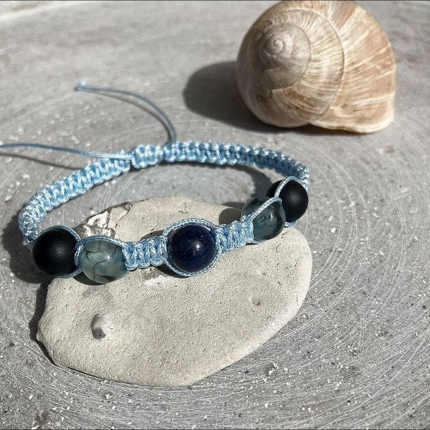 Armbnd, hndlavet af Krystal Oasen med lapis lazuli (8,5 mm), bl dragon vein (8 mm) og mat sort agat (8 mm). Justerbar lysebl nylonsnor, ca. 4,5 mm bredt.