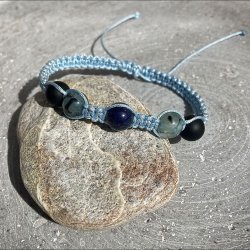 Armbnd, hndlavet af Krystal Oasen med lapis lazuli (8,5 mm), bl dragon vein (8 mm) og mat sort agat (8 mm). Justerbar lysebl nylonsnor, ca. 4,5 mm bredt.