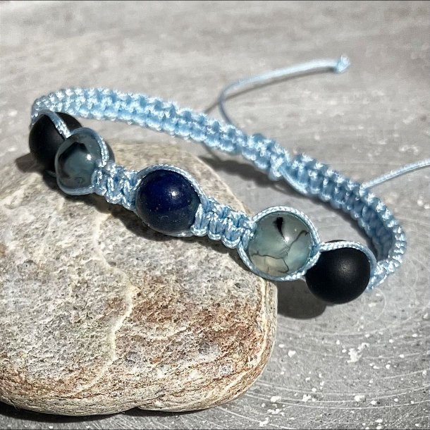 Armbnd, hndlavet af Krystal Oasen med lapis lazuli (8,5 mm), bl dragon vein (8 mm) og mat sort agat (8 mm). Justerbar lysebl nylonsnor, ca. 4,5 mm bredt.
