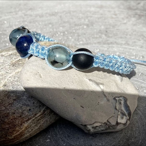 Armbnd, hndlavet af Krystal Oasen med lapis lazuli (8,5 mm), bl dragon vein (8 mm) og mat sort agat (8 mm). Justerbar lysebl nylonsnor, ca. 4,5 mm bredt.