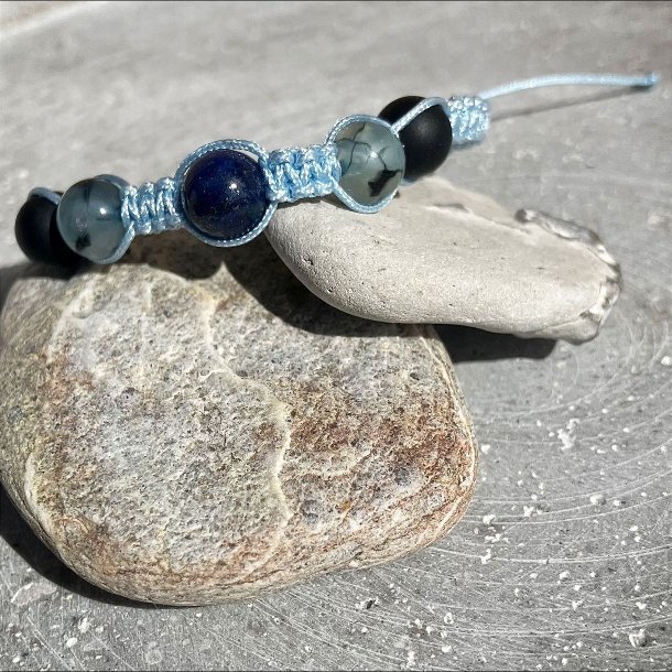 Armbnd, hndlavet af Krystal Oasen med lapis lazuli (8,5 mm), bl dragon vein (8 mm) og mat sort agat (8 mm). Justerbar lysebl nylonsnor, ca. 4,5 mm bredt.