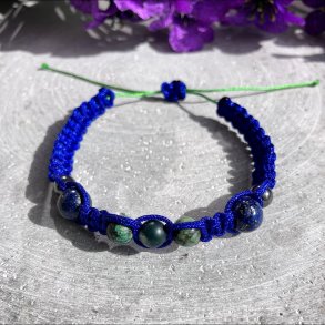 Gaia et h�ndlavet knyttet armb�nd med mosagat, afrikansk turkis, lapis lazuli & h�matit.
