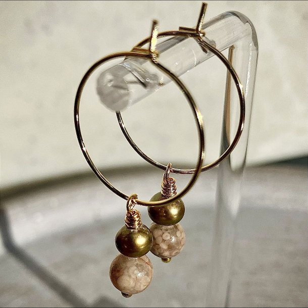 Iris creol �reringe 2 cm i rustfrit st�l med maifansten og gylden ferskvandsperle, h�ndlavet af Krystal Oasen