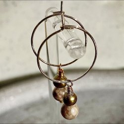 Iris creol �reringe 2 cm i rustfrit st�l med maifansten og gylden ferskvandsperle, h�ndlavet af Krystal Oasen