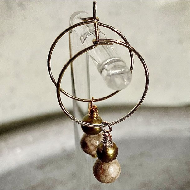 Iris creol �reringe 2 cm i rustfrit st�l med maifansten og gylden ferskvandsperle, h�ndlavet af Krystal Oasen