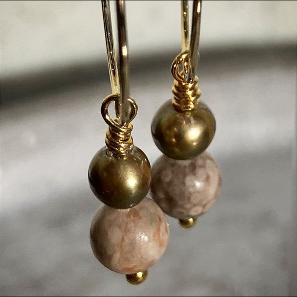 Iris creol �reringe 2 cm i rustfrit st�l med maifansten og gylden ferskvandsperle, h�ndlavet af Krystal Oasen