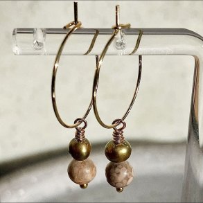 Iris creol �reringe 2 cm i rustfrit st�l med maifansten og gylden ferskvandsperle, h�ndlavet af Krystal Oasen