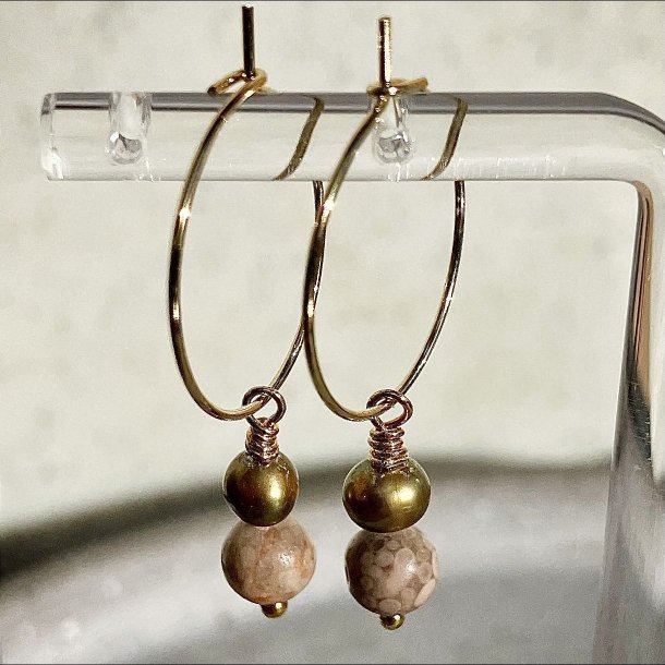 Iris creol �reringe 2 cm i rustfrit st�l med maifansten og gylden ferskvandsperle, h�ndlavet af Krystal Oasen