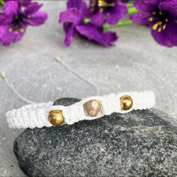 Iris knyttet armb�nd med hvid snor, Maifan-sten og ferskvandsperler p� hver side.