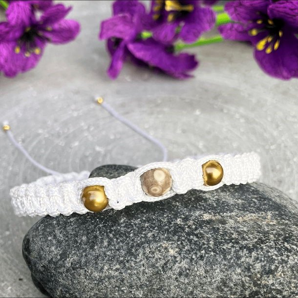Iris knyttet armb�nd med hvid snor, Maifan-sten og ferskvandsperler p� hver side.