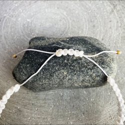 Justerbar lukning p� Iris knyttet armb�nd med hvid snor, Maifan-sten og ferskvandsperler