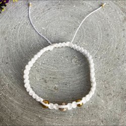 Iris knyttet armb�nd med hvid nylonsnor, Maifan-sten og ferskvandsperler, h�ndlavet og let at justere.