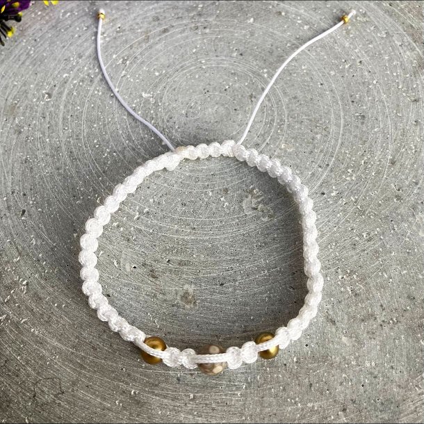 Iris knyttet armb�nd med hvid nylonsnor, Maifan-sten og ferskvandsperler, h�ndlavet og let at justere.