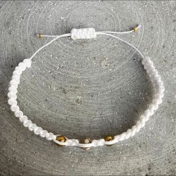 Iris knyttet armb�nd i hvid nylonsnor med Maifan-sten og gyldne ferskvandsperler, justerbart til dit h�ndled.