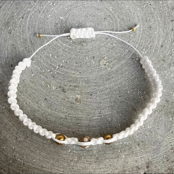 Iris knyttet armb�nd i hvid nylonsnor med Maifan-sten og gyldne ferskvandsperler, justerbart til dit h�ndled.