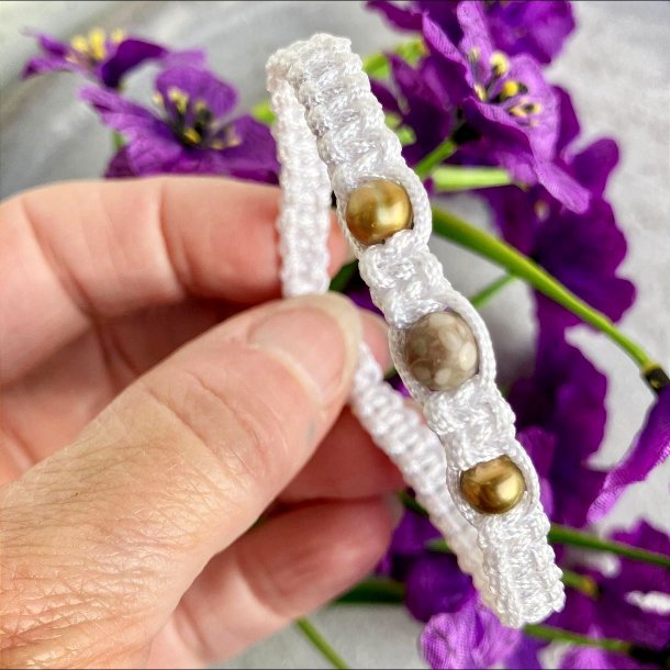 Gyldne ferskvandsperler p� Iris knyttet armb�nd med hvid snor og Maifan-sten i midten