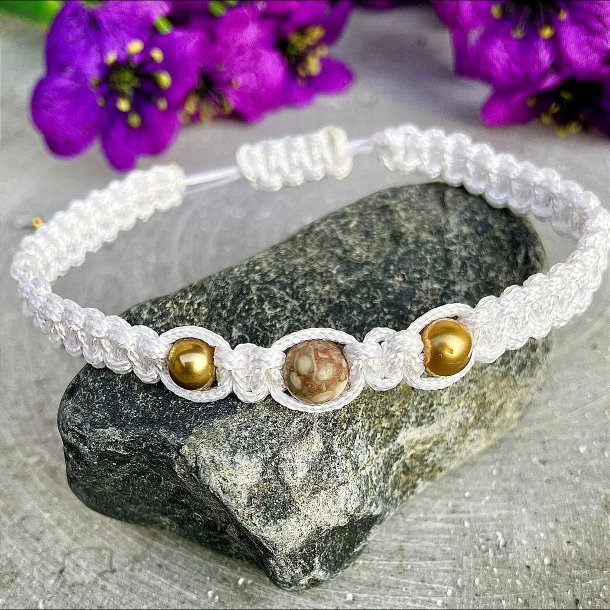 Iris knyttet armb�nd i hvid snor med Maifan-sten og gyldne ferskvandsperler, h�ndlavet og justerbart.