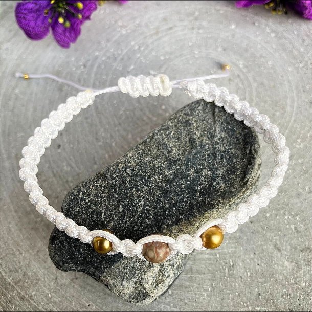 H�ndlavet Iris knyttet armb�nd med Maifan-sten og ferskvandsperler, designet med justerbar snor