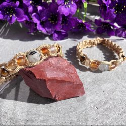 To h�ndlavede Jupiter knyttede armb�nd i beige guld snor med turmalinkvarts, karneol, citrin og tiger�je.
