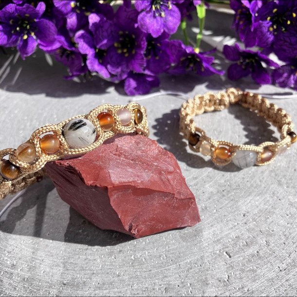 To h�ndlavede Jupiter knyttede armb�nd i beige guld snor med turmalinkvarts, karneol, citrin og tiger�je.