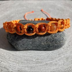 H�ndlavet knyttet armb�nd inspireret af Mars med granat, r�d jaspis, r�d aventurin og karneol i varm orange nylonsnor.